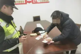粗心失主搬东西丢了挎包 民警买菜途中捡到7000元“红包”图片