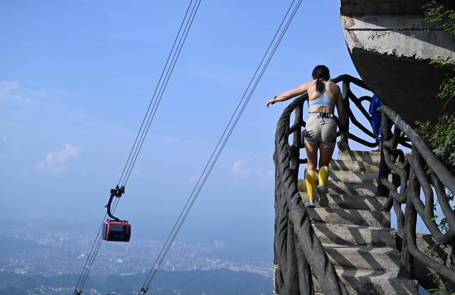 #（体育）2025“冲顶天门”全国登山挑战赛（张家界天门山站）开赛