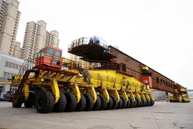 世界最大吨位一体式架桥机在秦皇岛下线图片