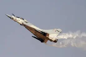 印度一幻影2000战机因系统故障坠毁，飞行员成功弹射逃生图片