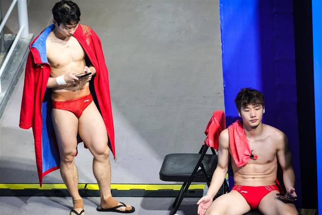 十五运跳水：王宗源男子三米板锁定鄂军开幕后首金 赛后被全红婵借金牌合影