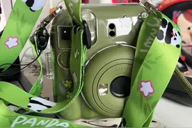 溢价飙升，黄牛囤货！拍立得翻红后相纸一张难求，分析师：短期社交货币制造的供应链尴尬图片