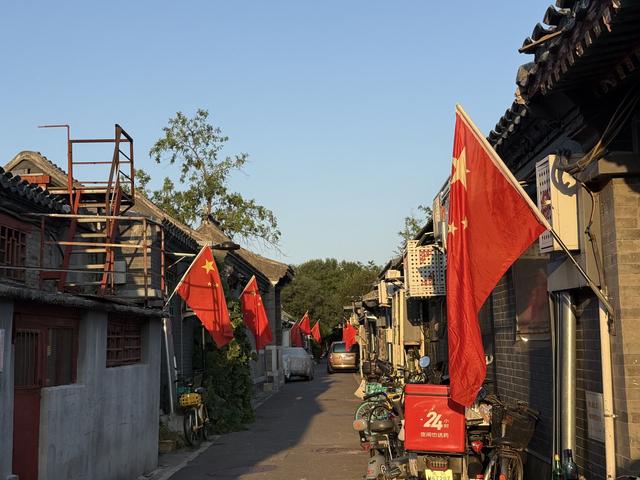 “中国红”扮靓街头 浓厚氛围迎抗战胜利80周年