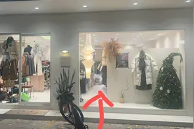 女子一头撞上店家玻璃门，两颗门牙直接磕断！店家该不该担责？图片
