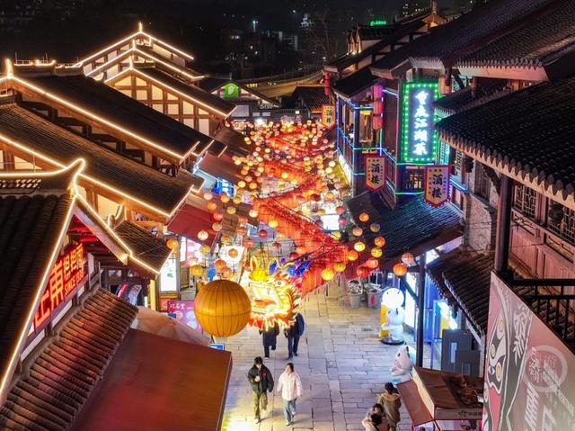 重庆磁器口“山海骐骥”灯会璀璨启幕，古镇夜色流淌神话光韵