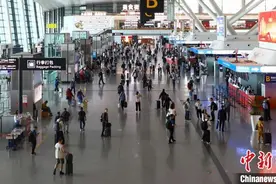 郑州机场迎“五一”假期客流高峰 累计保障超40万名旅客出行图片
