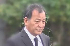 日本黑帮头目凌晨遛狗不拴绳被捕，当地居民称被狗追赶图片