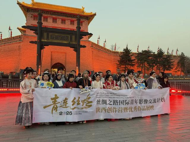 以灯为桥，西安城墙新春灯会让中国年味走向全球