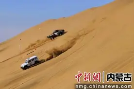 2024年“穿越之门”杯沙漠越野挑战赛在乌兰布和沙漠开赛图片