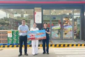 济南市3名幸运儿喜中中国石化整吨爱跑98#汽油图片