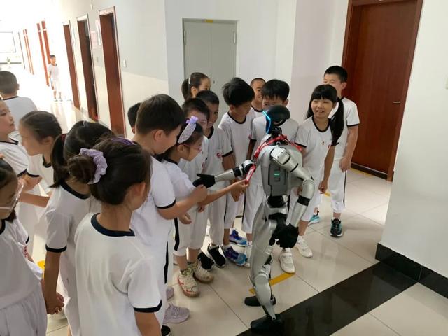 开学第一天与人工智能“SAY HI” 北京移动与北京育才学校小学部合作开展人工智能公开课