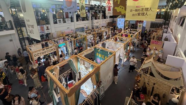 小红书首个线下市集火爆出圈，不靠餐饮靠创意，新型市集有哪些启示？