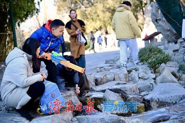 冬阳染泉色 五龙潭月牙泉静美醉游人