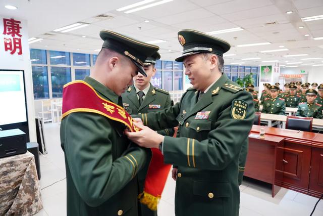 一个人的退伍仪式也有满满敬意，老兵留下万字执勤心得