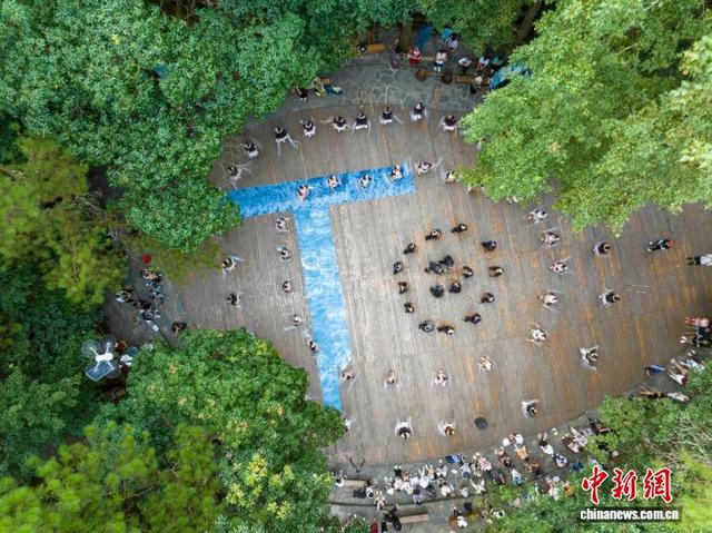 贵州岜沙：芦笙堂变身T台 千年苗寨上演“村T”时尚秀