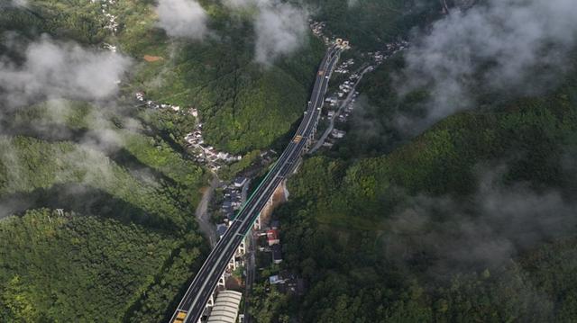 甘肃公交建集团康略高速公路：秋染康略 车行画境