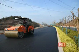 宜昌高铁北站重要主干道完成沥青摊铺图片