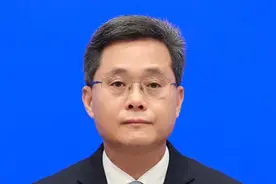 财政部部长蓝佛安：中央财政还有较大的举债空间和赤字空间，更多逆周期调节政策正在研究中丨一手视频封面