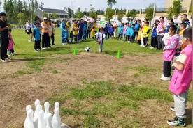 绿茵场上的母爱跃动！定南30组家庭用足球书写母亲节温情图片