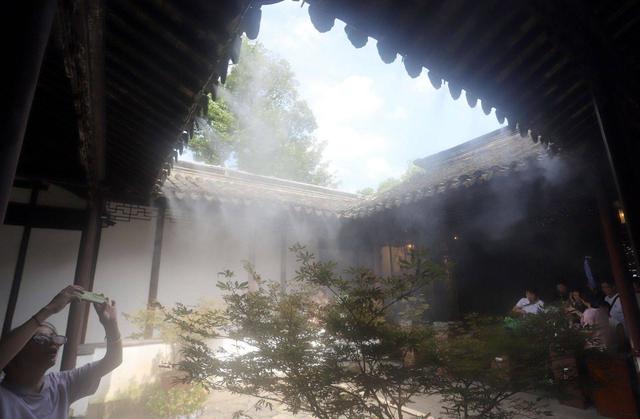 江苏苏州：留园喷雾送清凉