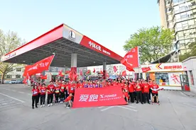 2.5万跑友集结青岛马拉松 中国石化爱跑激情助跑图片