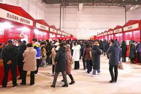 2025年山东省春风行动在新区启动，招聘会上超两万个岗位吸引众多求职者图片