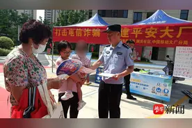 来收房的都是拆迁安置户，警方选择在交房现场宣传反诈图片