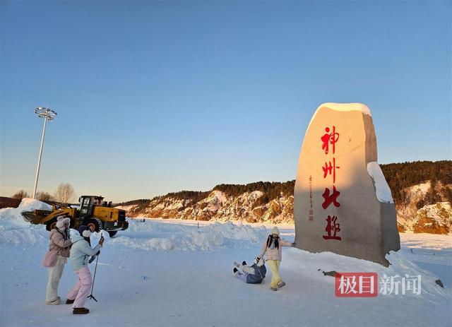 漠河北极村现“泼水成冰”自助体验项目，“10元一位随便泼”，景区：系村民自设摊位，摊点较多