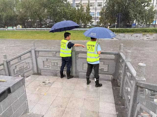 郑州因强降雨全市停产停业停课停运
