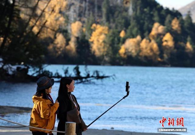 四川甘孜州木格措景区秋景如画