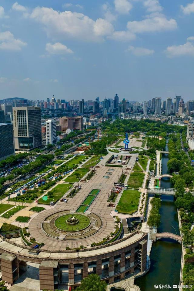 俯瞰蓝天白云下的泉城美景
