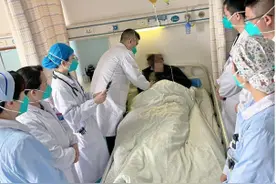 男子下水道内作业险丧命，医生紧急救治转危为安图片