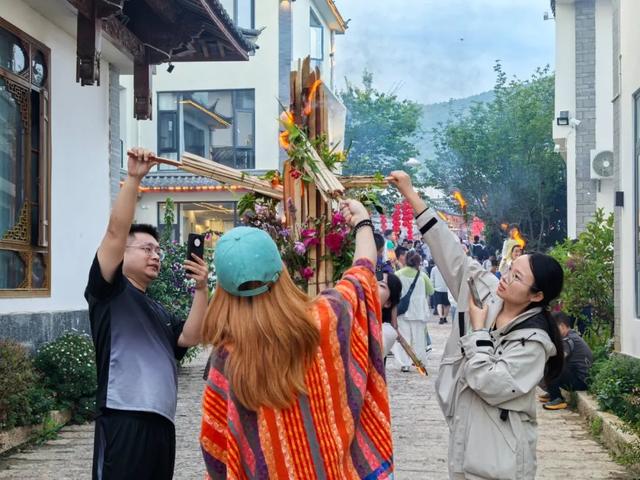 【特别关注】你知道吗？昨晚丽江这个村火把节玩出了新高度