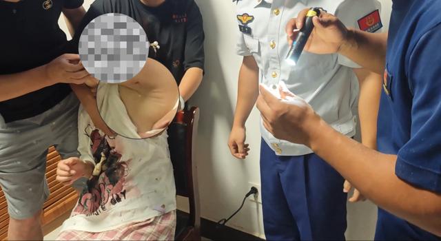 腋下管理失败！消防站内，女子尴尬地抬起胳膊……