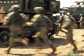 塞北大漠鼓角鸣！第81集团军某旅开展跨昼夜实弹射击训练图片