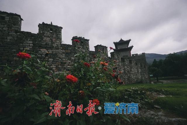 一年四季 泉在济南丨千年雄关展英姿，齐长城锦阳关段雨中如“巨龙蛰伏”