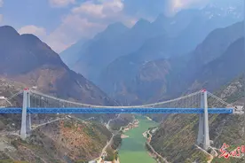 丽香铁路上的“钢铁长虹”——虎跳峡金沙江铁路大桥图片