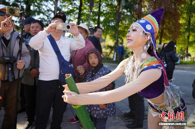 云南昆明：游客“十月年”沉浸式体验哈尼族文化