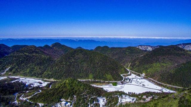 利川寒池：悬在云端的四季