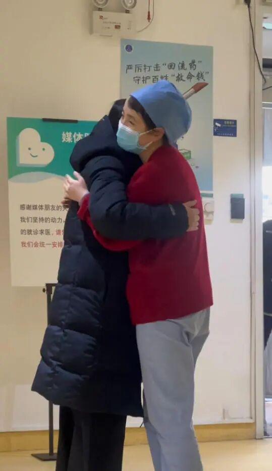 销售远超预期，李亚鹏带货品牌宣布暂停直播；王菲被曝十年间向嫣然医院“匿名捐赠”3268万元	，陈光标喊话称将全力驰援，嫣然基金最新发声