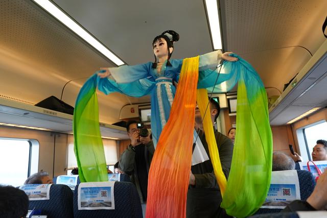 赏美景、吃早茶，长三角首趟泰州美食专列从上海站出发