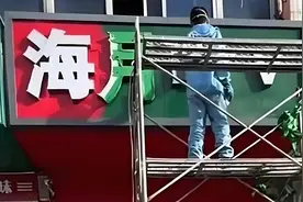 广告牌匾禁用红蓝黑底色 折射怎样的权力任性？图片