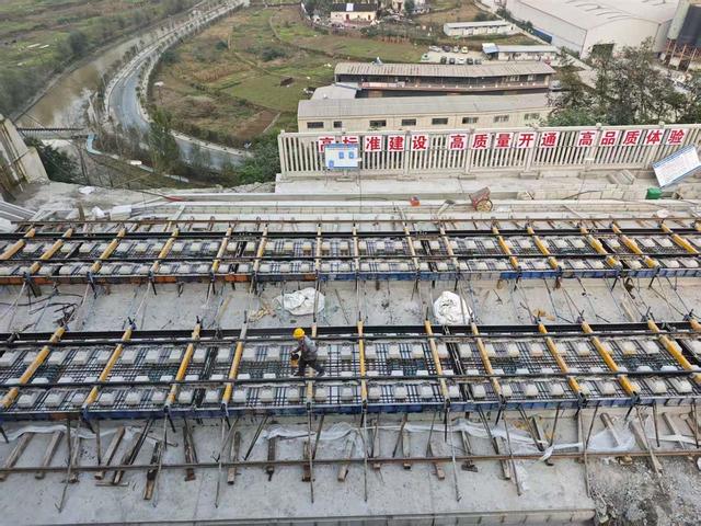 西十高铁湖北段2标三分部无砟轨道施工全部完成