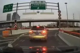 “车里还有小孩！”上海高架上一辆SUV突然刹车、原地掉头逆行……网友：太离谱图片