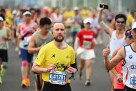 樱花季 越江湖｜英国外教顺利完成全马，他每天都在沙湖夜跑图片