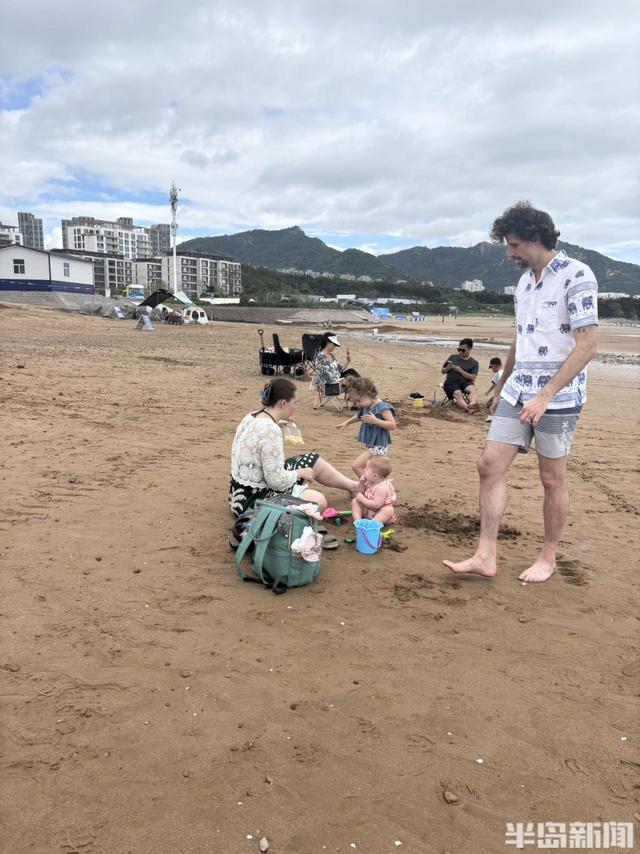 热闹的周末沙滩