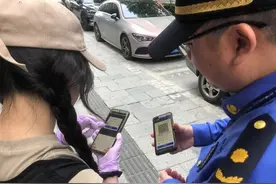 北山街道执法队实行“亮码检查”，提升城市行政执法质效图片
