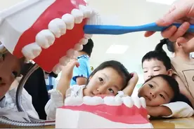 牙齿淡黄色、有小肚子……这才是医生眼中健康的标志！图片