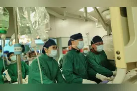 一次手术置换心脏的“两扇门”，长征医院专家为古稀老人“重启人生”图片