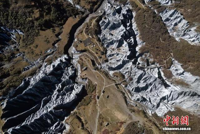 四川道孚：海外华媒代表探秘有“异域星球”之称的墨石公园